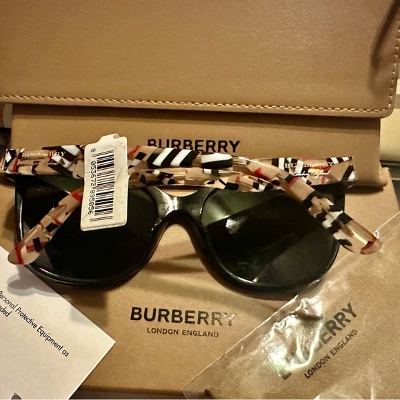 Authentic Burberry Sunglass - Picture 3 of 11